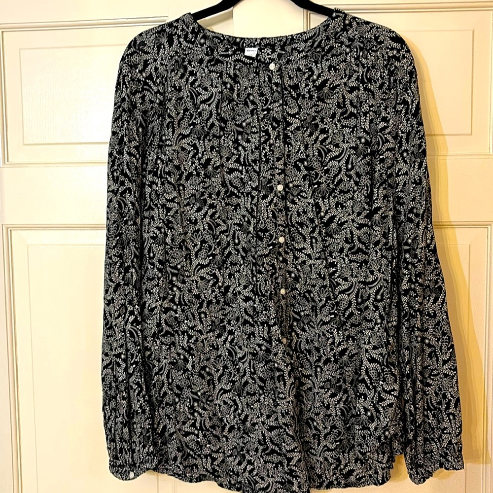 Old Navy, XXL woman’s no collar blouse, black and white floral design